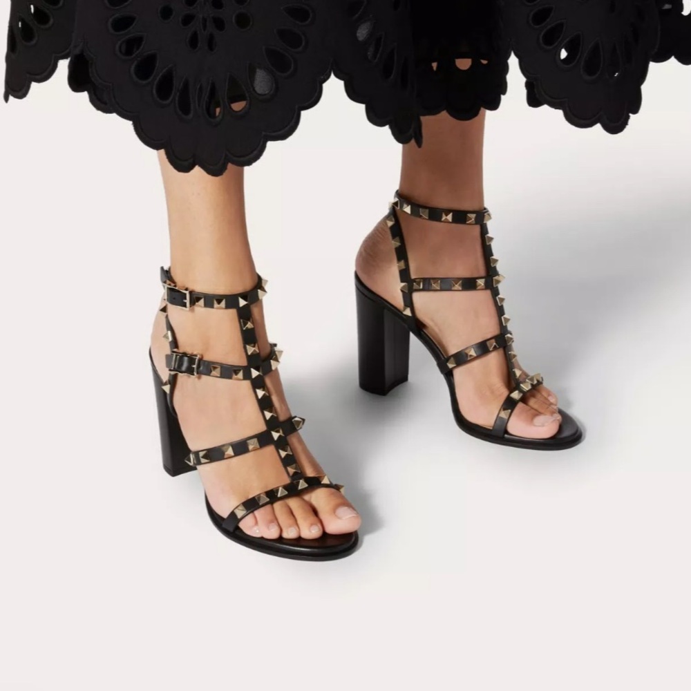 ROCKSTUD ANKLE STRAP SANDAL 90 MM